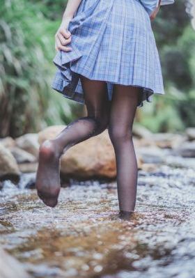 女人脱裙子让男生去摸_DVD影视在线观看